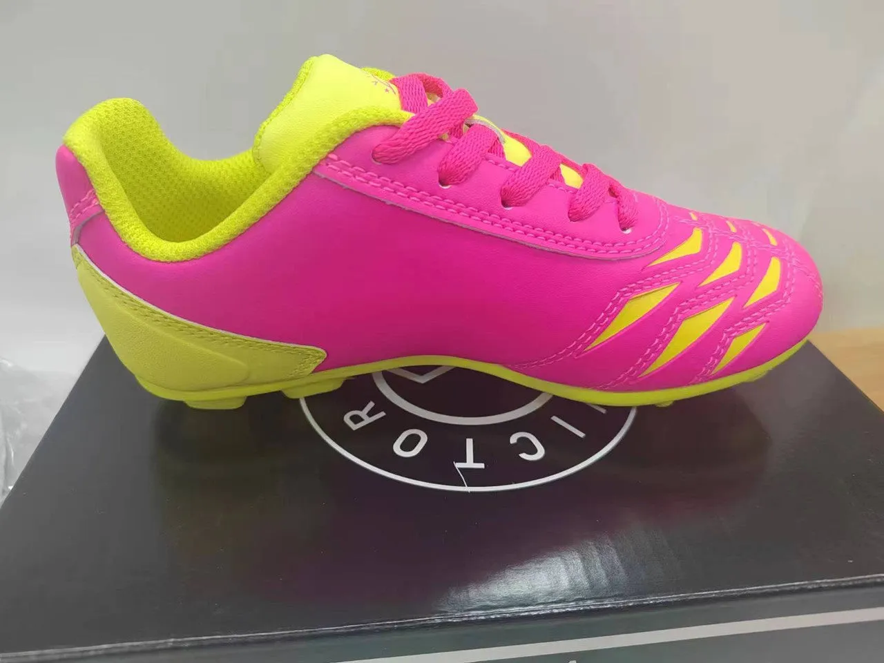 New Victor Sierra Kids Cattura MD Jr Soccer Shoes Size 4.5 - Pink/Yellow