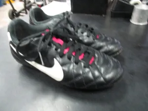 Used Nike Girls Soccer Cleats Black/Pink Size 1Y