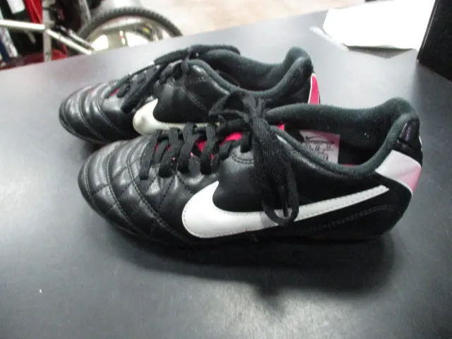 Used Nike Girls Soccer Cleats Black/Pink Size 1Y